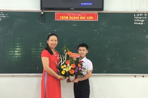 Tặng hoa cho cô nhân ngày 20/10