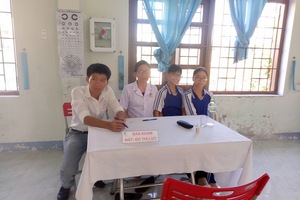 Nhà trường tổ chức khám sức khỏe cho học sinh