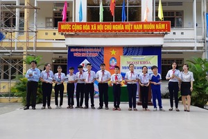 Trao thưởng cho hs giao lưu an ninh mạng
