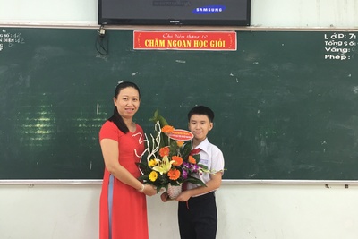Tặng hoa cho cô nhân ngày 20/10