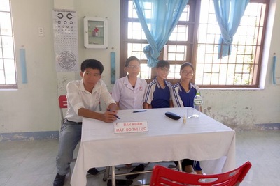 Nhà trường tổ chức khám sức khỏe cho học sinh