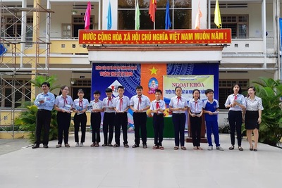 Trao thưởng cho hs giao lưu an ninh mạng