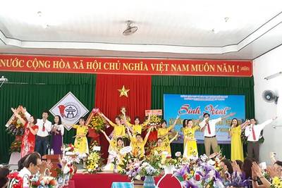 Tiết mục văn nghệ của nhà trường mở đàu chương trình sinh hoạt 20.11